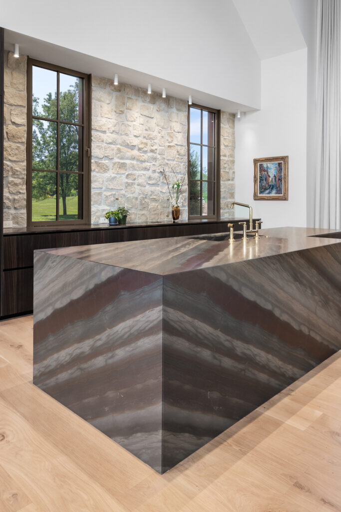 Monomaterial kitchen island made from Brazilian Quartzite